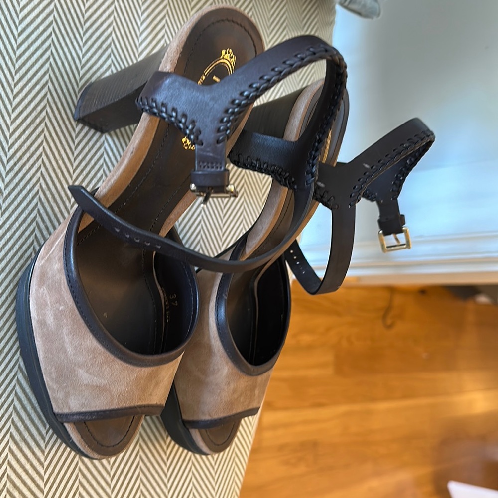 Tod’s platform sandals—chic and chic!